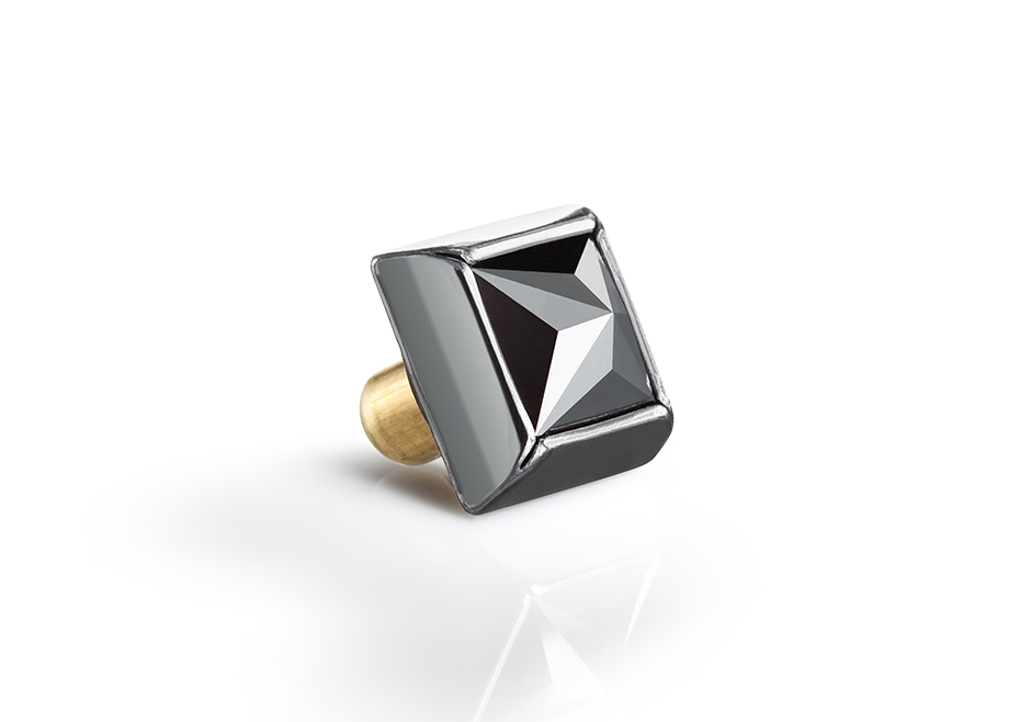 preciosa pyramid studs